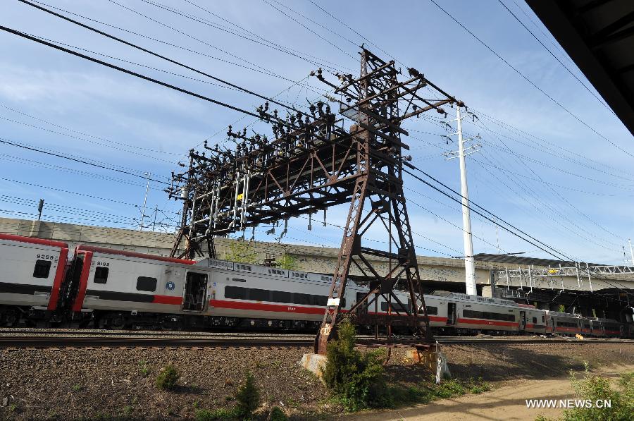 Photo taken on May 18, 2013 shows the scene of a Metro North train collision in Fairfield, Connecticut, the United States. Investigators have begun their probe into the commuter train collision which took place in the U.S. state of Connecticut during Friday evening rush hour, leaving more than 70 injuries, government officials said in a press briefing Saturday. (Xinhua/Wang Lei) 