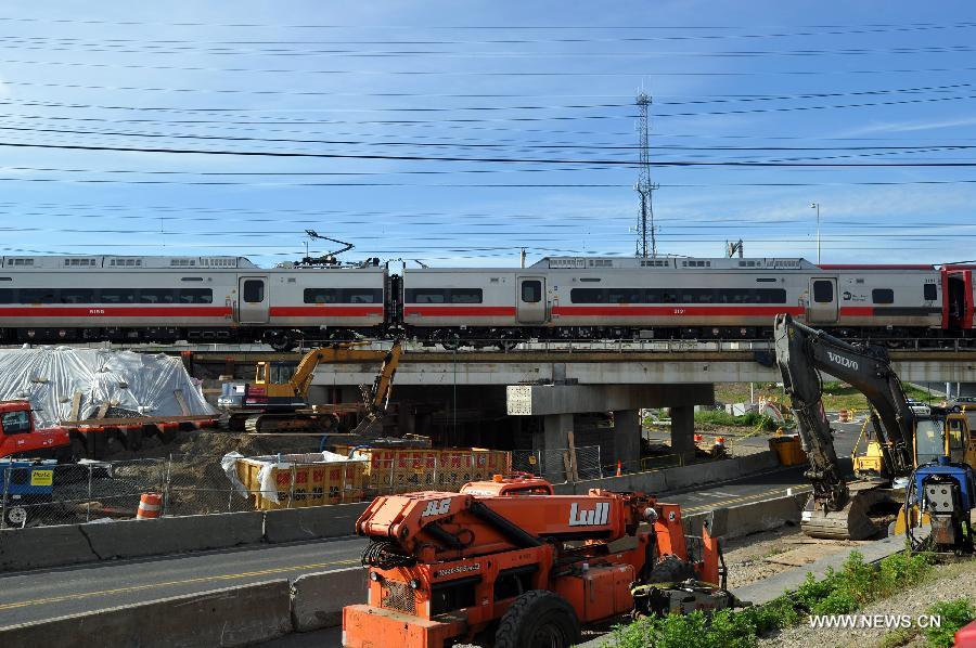 Photo taken on May 18, 2013 shows the scene of a Metro North train collision in Fairfield, Connecticut, the United States. Investigators have begun their probe into the commuter train collision which took place in the U.S. state of Connecticut during Friday evening rush hour, leaving more than 70 injuries, government officials said in a press briefing Saturday. (Xinhua/Wang Lei) 