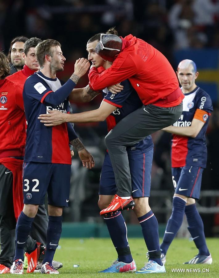 Paris Saint-Germain's English midfielder David Beckham (front L) celebrates with his teammate Zlatan Ibrahimovic(C) during the French League 1 football match between Paris St Germain and Brest at Parc des Princes stadium in Paris on May 18, 2013.(Xinhua/Wang Lili)