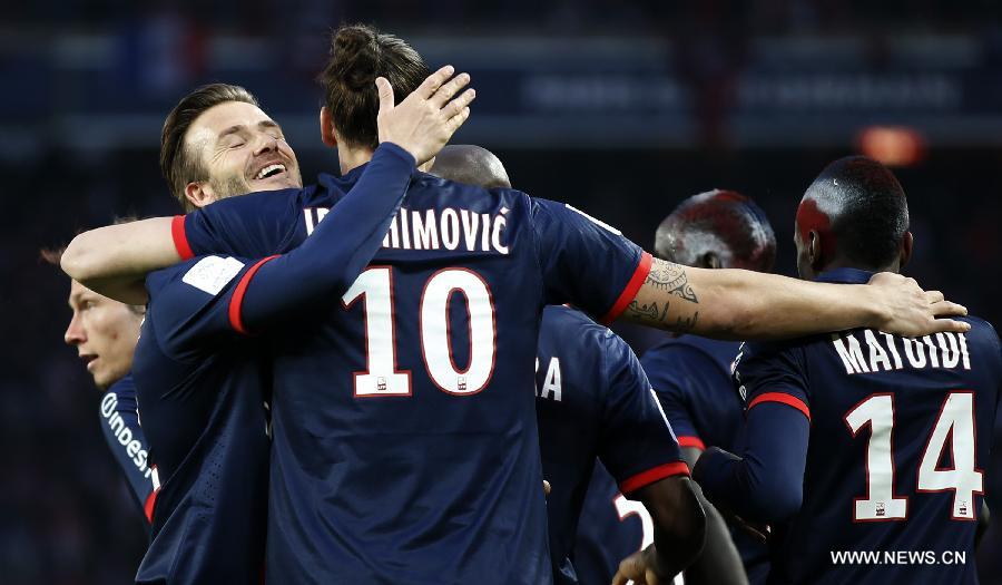 Paris Saint-Germain's English midfielder David Beckham (2nd L) hugs teammate Zlatan Ibrahimovic during French League 1 football match between Paris St Germain and Brest at Parc des Princes stadium in Paris on May 18, 2013.(Xinhua/Wang Lili)