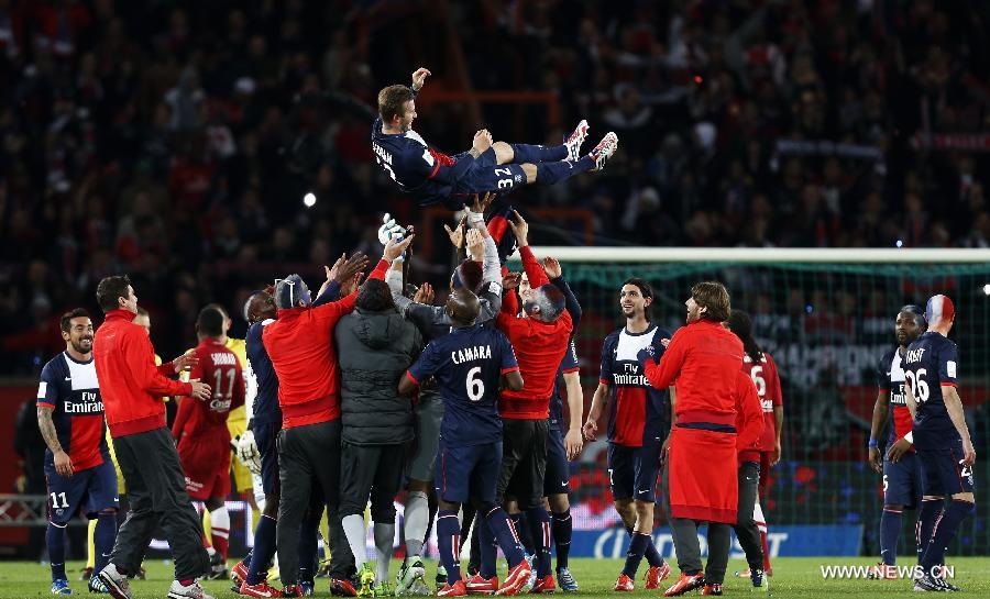 Paris Saint-Germain's English midfielder David Beckham is tossed by teammates after a French League 1 football match between Paris St Germain and Brest at Parc des Princes stadium in Paris on May 18, 2013. Saint-Germain won 3-1. (Xinhua/Wang Lili) 