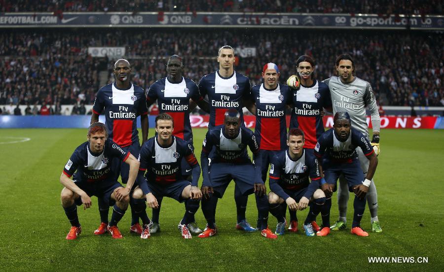 Paris Saint-Germain's English midfielder David Beckham(2nd L front) lines up with teammates before the French League 1 football match between Paris St Germain and Brest at Parc des Princes stadium in Paris on May 18, 2013.(Xinhua/Wang Lili)