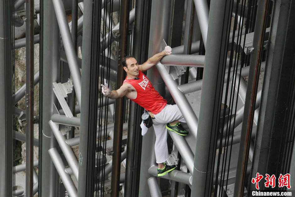 French rock climber Jean-Michel Casanova climbs the 172-meter tall metal elevator frame in Zhangjiajie, a scenic spot in Central China's Hunan province, May 18, 2013.(Photo/ Chinanews.com) 