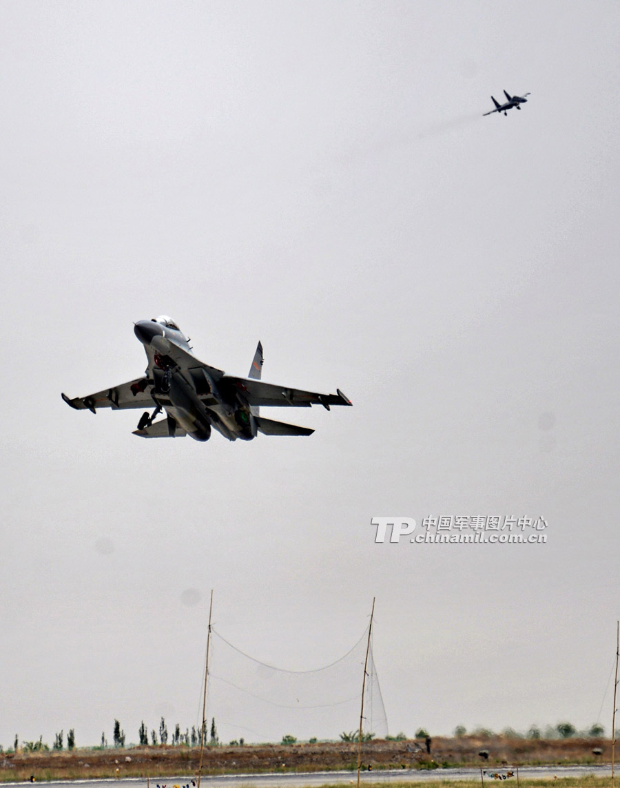 Fighters of a regiment of the air force under the Lanzhou Military Area Command (MAC) of the Chinese People's Liberation Army (PLA) in air confrontation training in a simulated actual-battlefield environment. (China Military Online/Zhu Zhizhang)