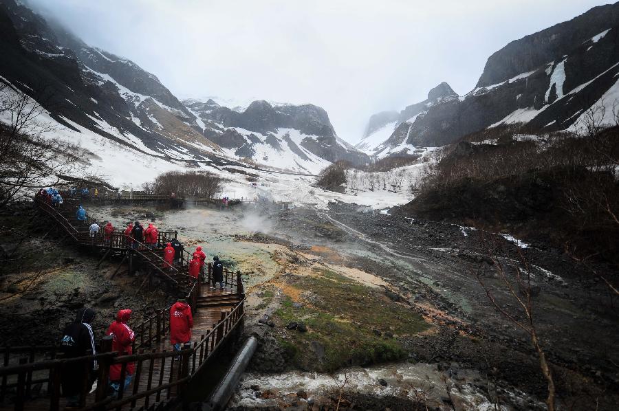 Tourists visit a scenic spot of the Changbai Mountain in Changchun City, northeast China's Jilin Province, May 19, 2013. (Xinhua/Xu Chang) 