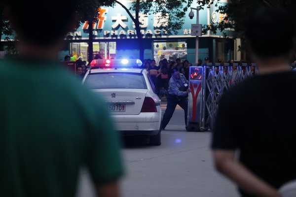 Police are called to the No 9 Hospital of Wuhan in Central China’s Hubei province, May 18, where a college student holds a doctor hostage over medical fees. [Photo provided to China Daily]