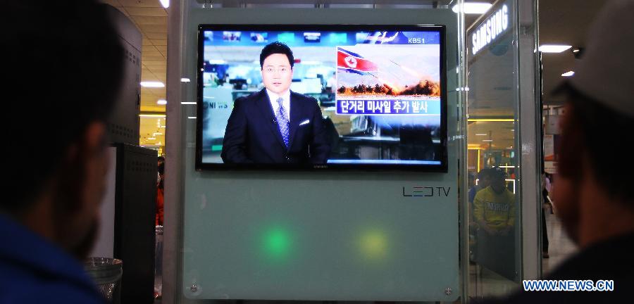 People watch TV news reporting missile launch at Seoul Train Station in Seoul, South Korea, on May 19, 2013. The Democratic People's Republic of Korea (DPRK) on Sunday fired a short-range missile into the East Sea, Yonhap News Agency said quoting an anonymous Seoul military official.(Xinhua/Yao Qilin)