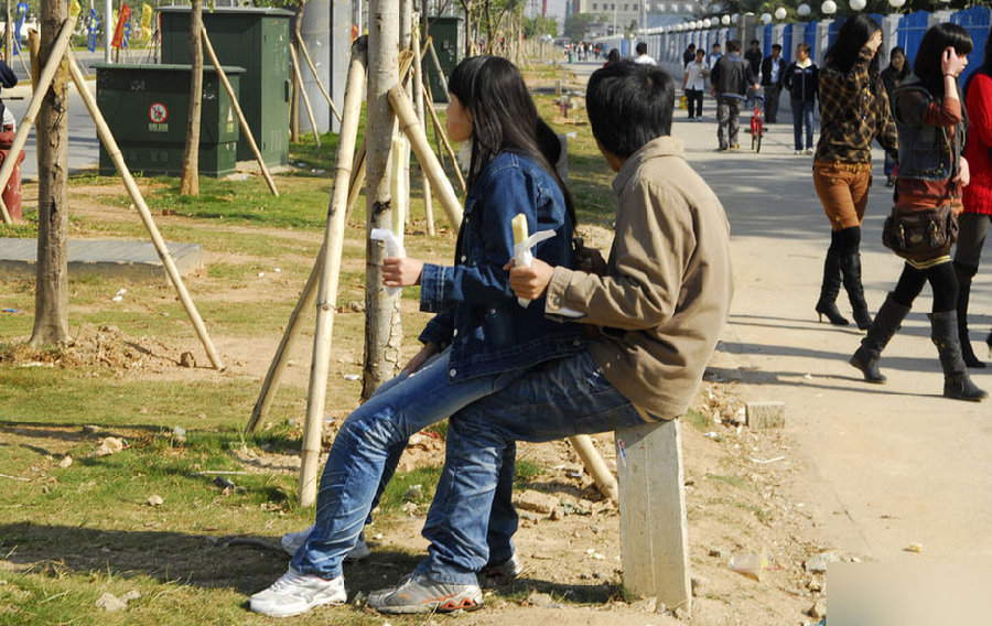 Two migrant workers enjoy their dating time. (Photo/ Guangming Online)