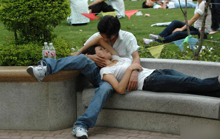 Two migrant workers enjoy their dating time. (Photo/ Guangming Online)