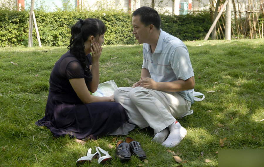 Two migrant workers enjoy their dating time. (Photo/ Guangming Online)