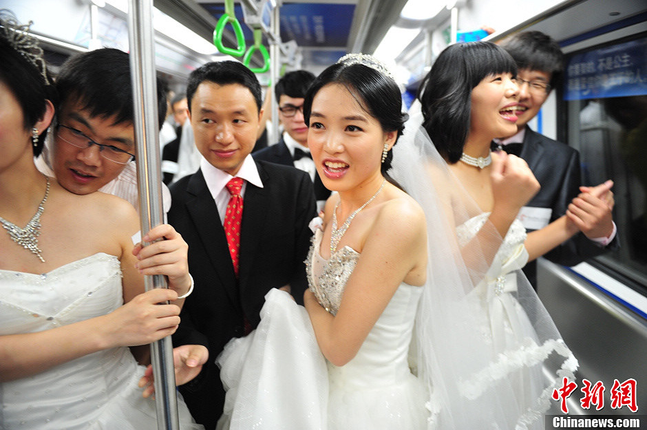 20 couples take subway to a collective wedding organized in Holiday Plaza in Shenzhen on May 19, 2013. Many citizens witness the happy moment. (CNS/Chen Wen)