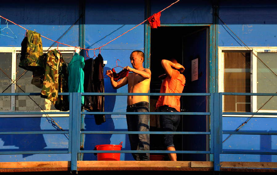 The daily life of a couple that lives on the construction site. For women living on the construction site, they will always encounter some embarrassment. (Photo/ Guangming Online)