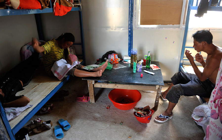 The space between the two beds in the room is less than 2 meters. In fact, the two beds are for two different families. (Photo/ Guangming Online)