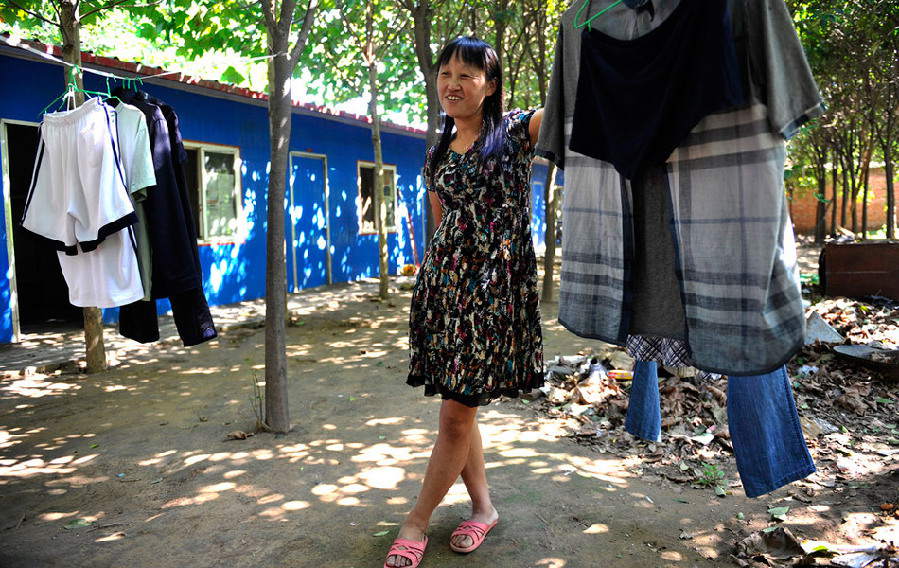 Xiao Rongde, who works for a family in the city as a housekeeper, visits her husband’s workplace. She cleaned the room exclusive for couples and waited for her husband. (Photo/ Guangming Online)