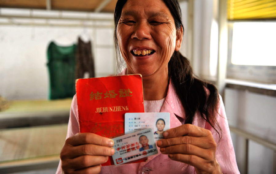 Xue Xiaoni, 50, comes to visit her husband from her home far away from here. She brought their marriage certificate to apply for a room for couples.  (Photo/ Guangming Online)