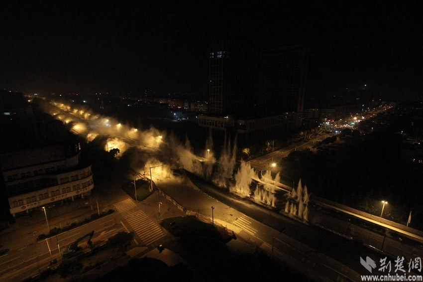 After being in operation for 16 years, a 3.5km viaduct was demolished in Wuhan, capital of Central China's Hubei province, on Saturday night, May 18,2013. (Source: cnhubei.com)