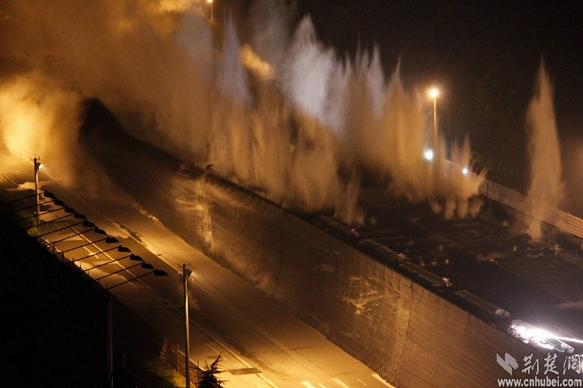 After being in operation for 16 years, a 3.5km viaduct was demolished in Wuhan, capital of Central China's Hubei province, on Saturday night, May 18,2013. (Source: cnhubei.com)