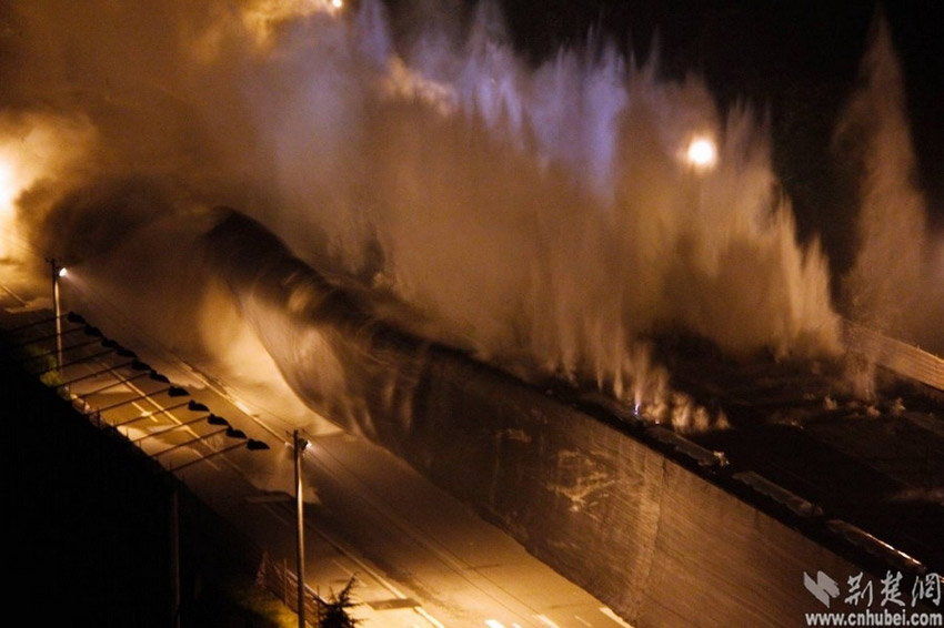 After being in operation for 16 years, a 3.5km viaduct was demolished in Wuhan, capital of Central China's Hubei province, on Saturday night, May 18,2013. (Source: cnhubei.com)