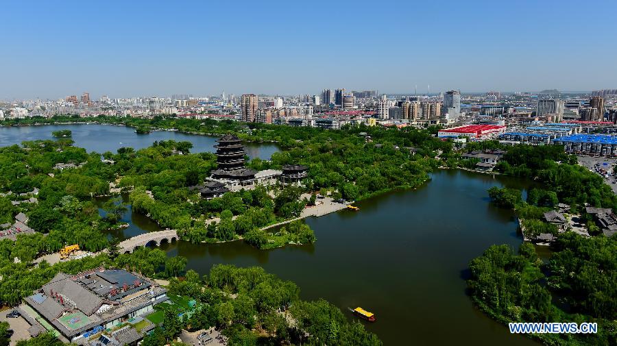 Photo taken on May 20, 2013 shows the scenery of Daming Lake in Jinan, east China's Shandong Province. (Xinhua/Guo Xulei)