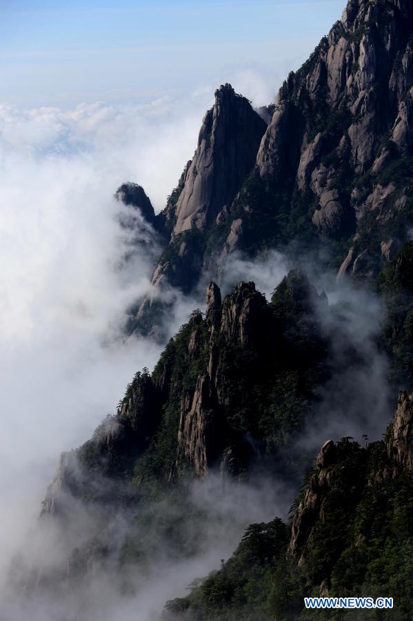 Photo taken on May 19, 2013 shows the sea of clouds at the Mount Huangshan scenic spot in Huangshan City, east China's Anhui Province. (Xinhua/Shi Guangde)