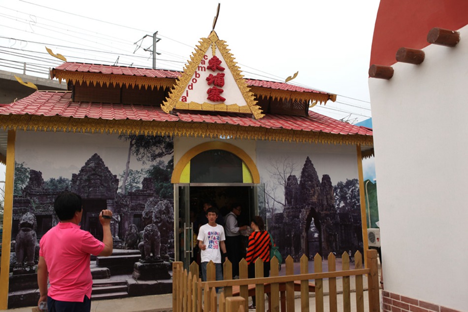 People visit the Cambodia Pavilion at opening of the Ninth China (Beijing) International Garden Expo off on Saturday, May 18, 2013. It will last for six months. [Photo: CRIENGLISH.com / Luo Dan]