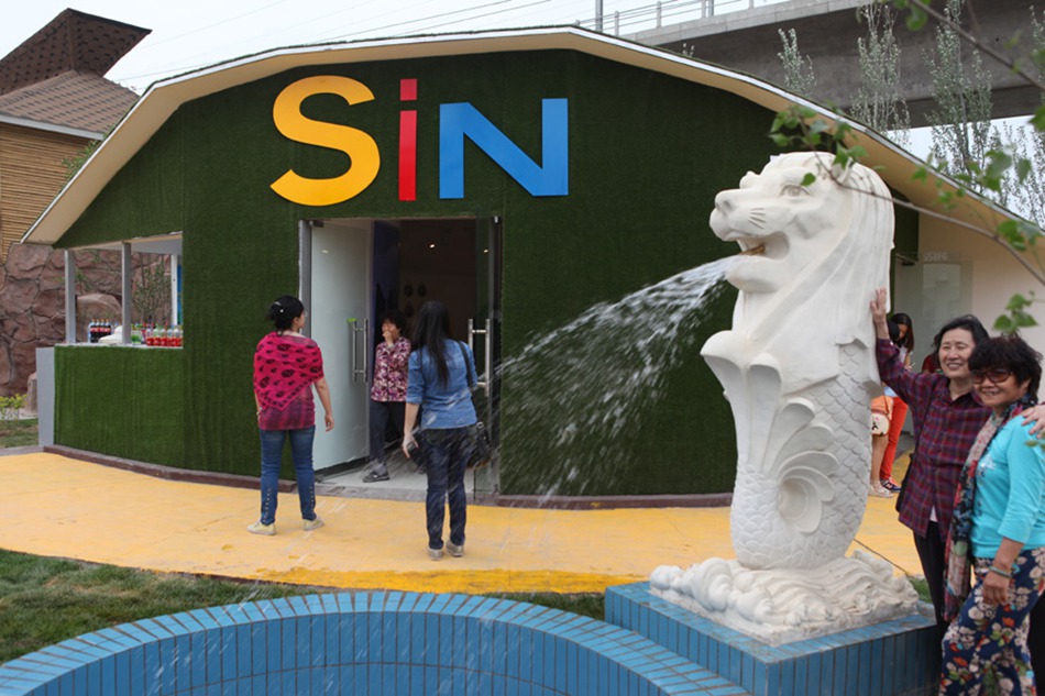 People visit the Singapore Pavilion at opening of the Ninth China (Beijing) International Garden Expo on Saturday, May 18, 2013. The expo will last for six months. [Photo: CRIENGLISH.com / Luo Dan]