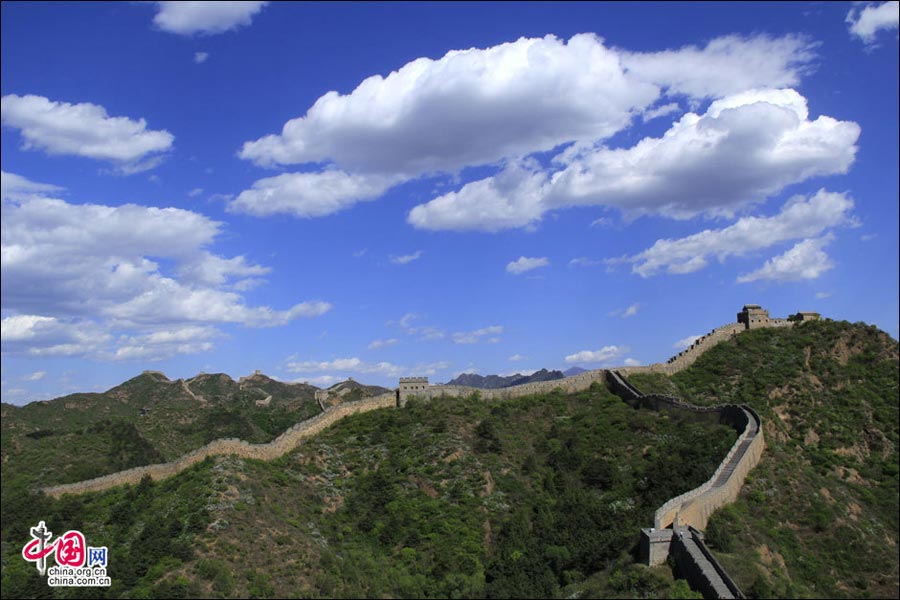 Straddling the demarcation between Hebei province and Beijing, the Jinshanling Great Wall is rich in architectural history and natural scenery. In summer, the temperature here is at least five degrees cooler than in the capital, making it an ideal destination for weekend excursions. This particular section of Great Wall is said to be particularly photogenic. (China.org.cn)