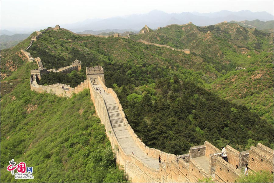 Straddling the demarcation between Hebei province and Beijing, the Jinshanling Great Wall is rich in architectural history and natural scenery. In summer, the temperature here is at least five degrees cooler than in the capital, making it an ideal destination for weekend excursions. This particular section of Great Wall is said to be particularly photogenic. (China.org.cn)