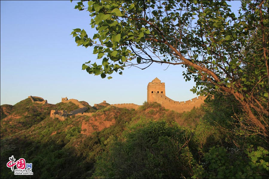 Straddling the demarcation between Hebei province and Beijing, the Jinshanling Great Wall is rich in architectural history and natural scenery. In summer, the temperature here is at least five degrees cooler than in the capital, making it an ideal destination for weekend excursions. This particular section of Great Wall is said to be particularly photogenic. (China.org.cn)