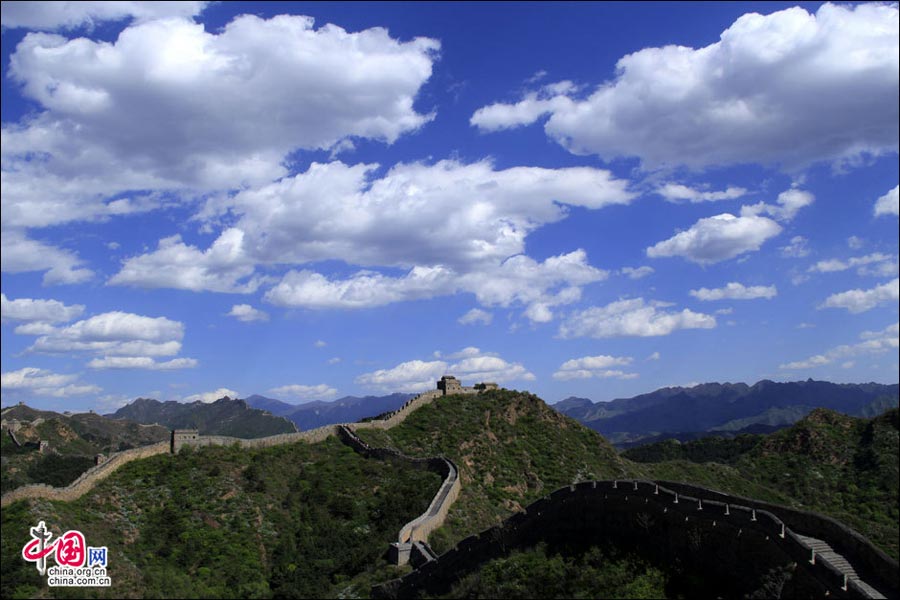 Straddling the demarcation between Hebei province and Beijing, the Jinshanling Great Wall is rich in architectural history and natural scenery. In summer, the temperature here is at least five degrees cooler than in the capital, making it an ideal destination for weekend excursions. This particular section of Great Wall is said to be particularly photogenic. (China.org.cn)