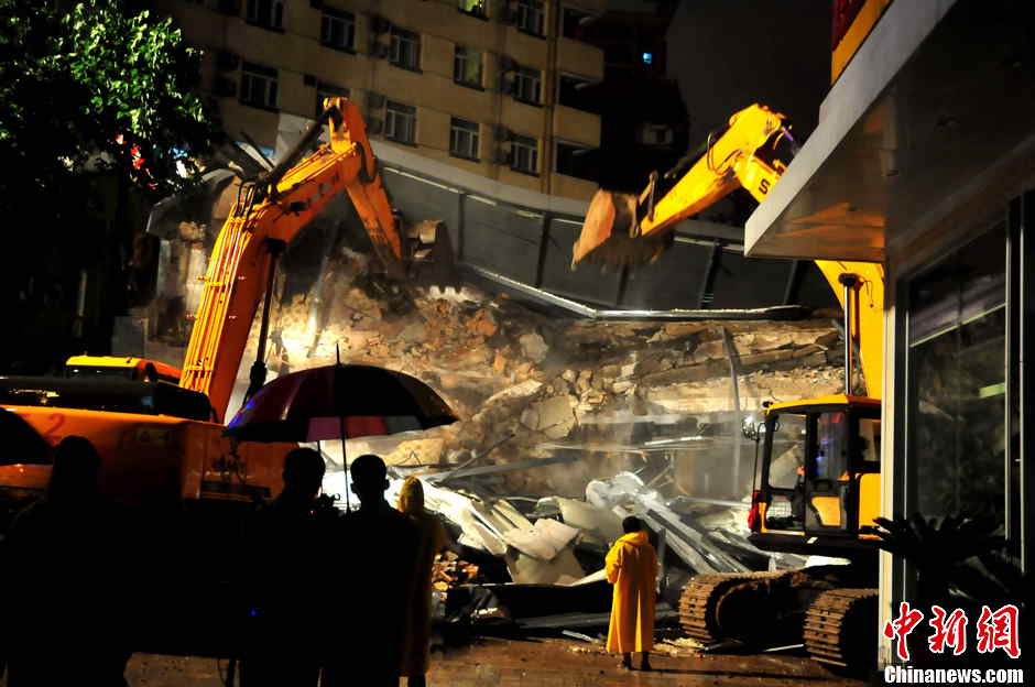 Rescuers search for survivors at the ruins of Super 8 budget hotel, a four-storey building in downtown Fuzhou, capital city of Fujian, southeast China, May 20, 2013. No casualties reported in the accident so far. (Photo/ Chinanews.com)