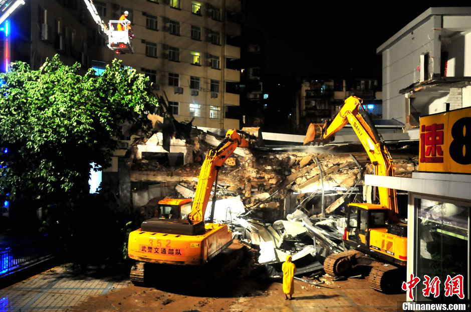 Rescuers search for survivors at the ruins of Super 8 budget hotel, a four-storey building in downtown Fuzhou, capital city of Fujian, southeast China, May 20, 2013. No casualties reported in the accident so far. (Photo/ Chinanews.com)