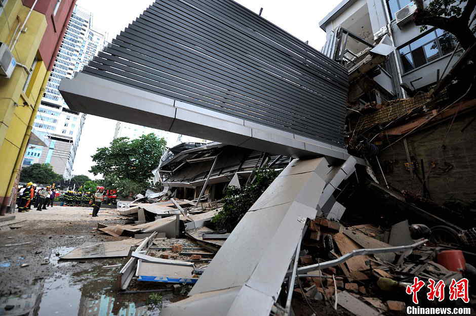 Rescuers search for survivors at the ruins of Super 8 budget hotel, a four-storey building in downtown Fuzhou, capital city of Fujian, southeast China, May 20, 2013. No casualties reported in the accident so far. (Photo/ Chinanews.com)