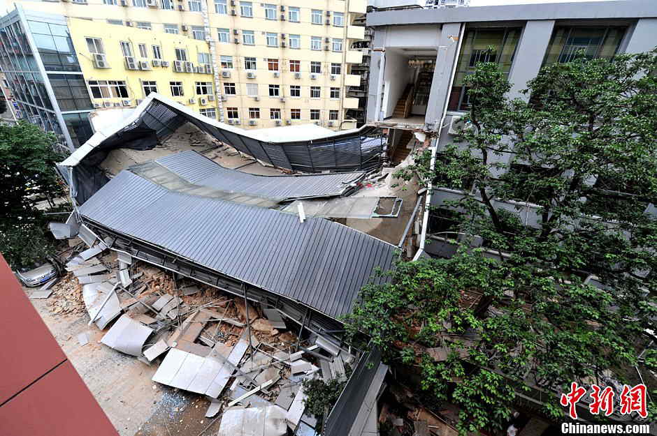 Rescuers search for survivors at the ruins of Super 8 budget hotel, a four-storey building in downtown Fuzhou, capital city of Fujian, southeast China, May 20, 2013. No casualties reported in the accident so far. (Photo/ Chinanews.com)