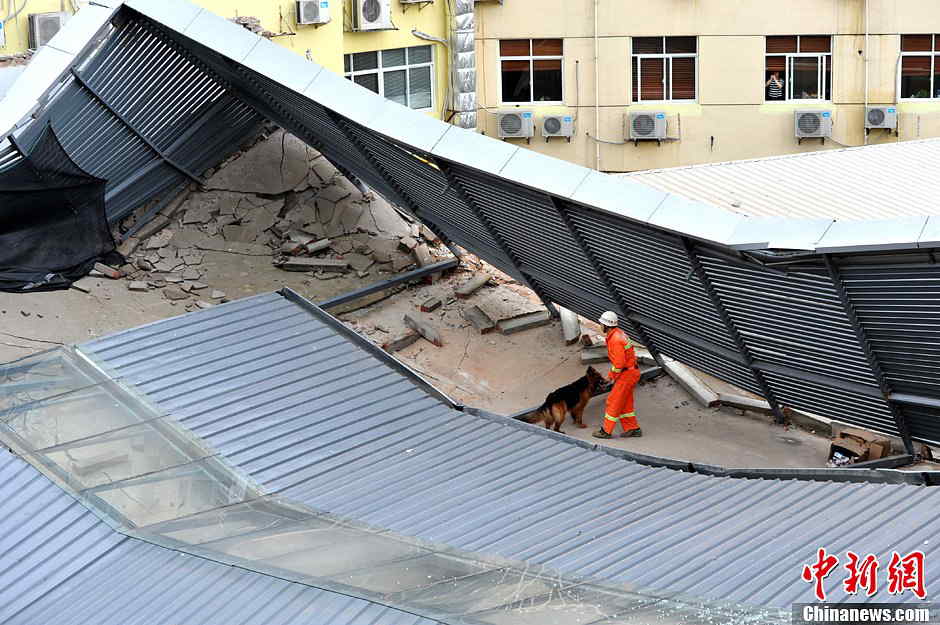 Rescuers search for survivors at the ruins of Super 8 budget hotel, a four-storey building in downtown Fuzhou, capital city of Fujian, southeast China, May 20, 2013. No casualties reported in the accident so far. (Photo/ Chinanews.com)