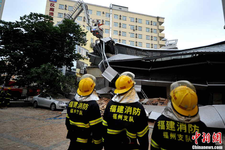 Rescuers search for survivors at the ruins of Super 8 budget hotel, a four-storey building in downtown Fuzhou, capital city of Fujian, southeast China, May 20, 2013. No casualties reported in the accident so far. (Photo/ Chinanews.com)