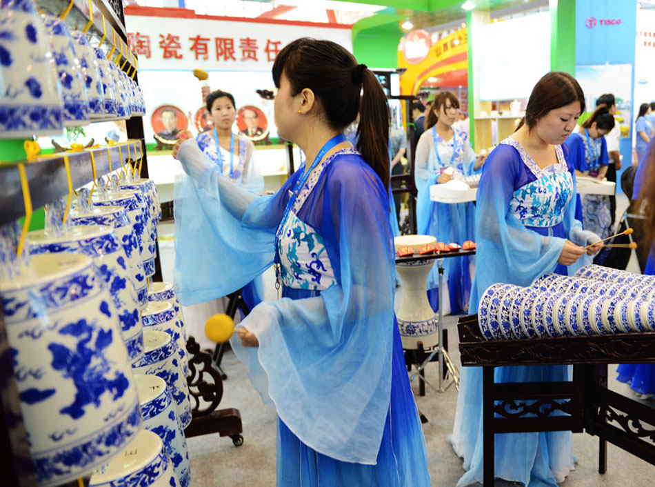 Models perform ceramic percussion music at the Central China Expo 2013, a three-day event that ended Monday in Zhengzhou, Henan province, May 18, 2013. [Photo by Xiang Mingchao / chinadaily.com.cn]