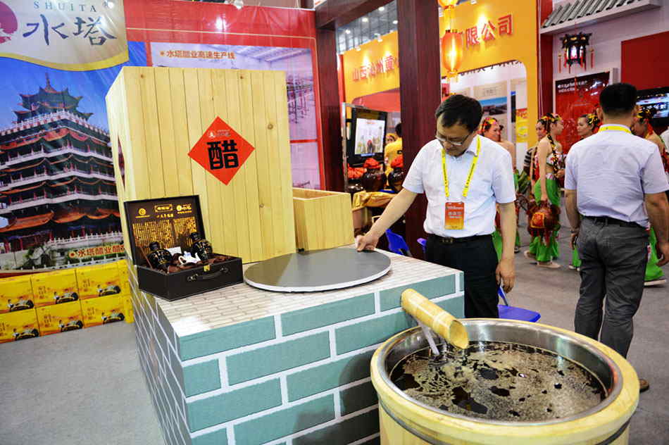 A glance at the Central China Expo 2013A production line for Shanxi mature vinegar on display at the Central China Expo 2013, a three-day event that ended Monday in Zhengzhou, Henan province, May 18, 2013. [Photo by Xiang Mingchao / chinadaily.com.cn]