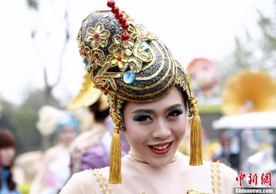 A model presents "Wangfujing" landscape costume at the opening ceremony of the 9th China (Beijing) International Garden Expo in Fengtai District, Beijing, May 18, 2013. (CNS/Li Huisi)