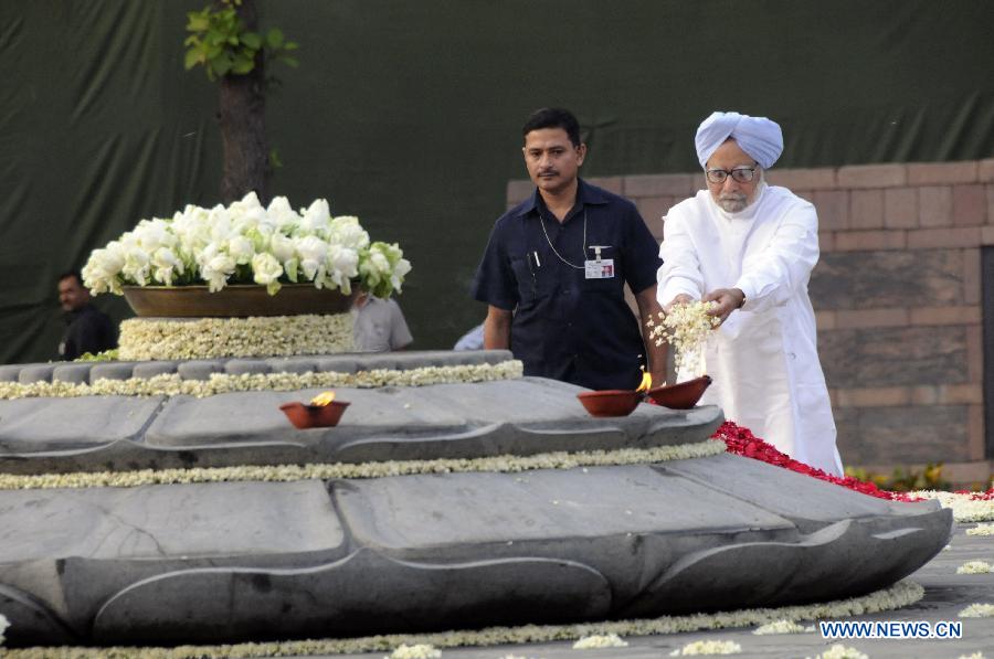 Indian Prime Minister Manmohan Singh (R) presents floral tribute in memorial of former Indian Prime Minister Rajiv Gandhi during his 22nd death anniversary in New Delhi, capital of India, on May 21, 2013. Indian former Prime Minister Rajiv Gandhi was killed in a suicide bombing at an election rally near Chennai, Tamil Nadu, on May 21, 1991. (Xinhua/Parsha Sarkar)
