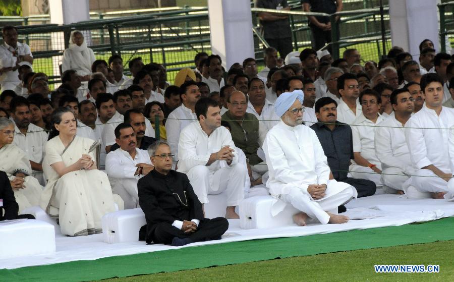 Indian Prime Minister Manmohan Singh (R, front) and President Pranab Mukherjee (L, front) sit with other party leaders after presenting floral tribute in memorial of former Indian Prime Minister Rajiv Gandhi during his 22nd death anniversary in New Delhi, capital of India, on May 21, 2013. Indian former Prime Minister Rajiv Gandhi was killed in a suicide bombing at an election rally near Chennai, Tamil Nadu, on May 21, 1991. (Xinhua/Parsha Sarkar)