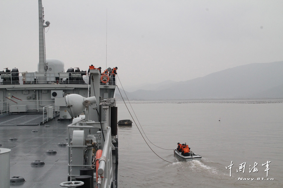 A landing ship brigade under the East Sea Fleet of the Navy of the Chinese People's Liberation Army (PLA) conducts a large-scale landing training recently, which has effectively tested and enhanced ships' overall combat level and emergency handling capability under complex conditions. (navy.81.cn/Li Yeyong, Li Hao, Wu Yajiang)