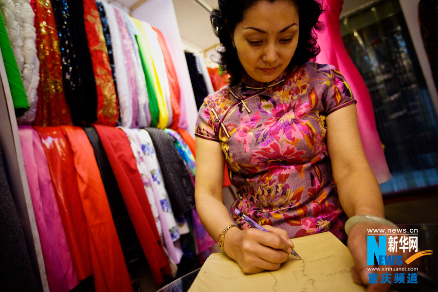 Liang Li, a cheongsam designer, runs an old fashion tailor shop in Yuzhong district in Chongqing. (Photo/Xinhua)