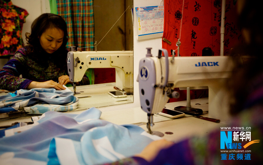 Shi Yuhong makes cheongsam in Chongqing on March 29, 2013. (Photo/Xinhua)