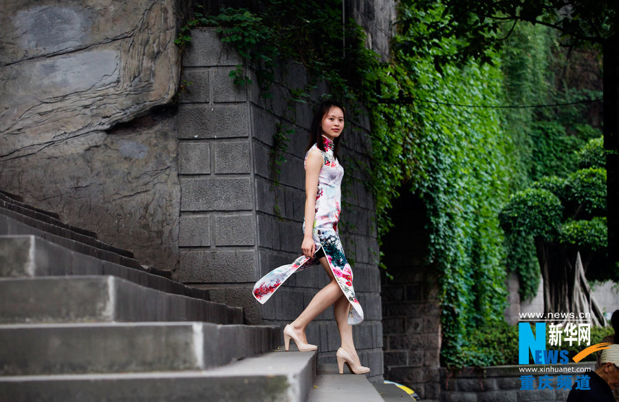 Tang Yiping, who has studied in the U.K. for eight years is also an enthusiast of Chinese cheongsam. She likes wearing cheongsam on some formal occasions. (Photo/Xinhua)