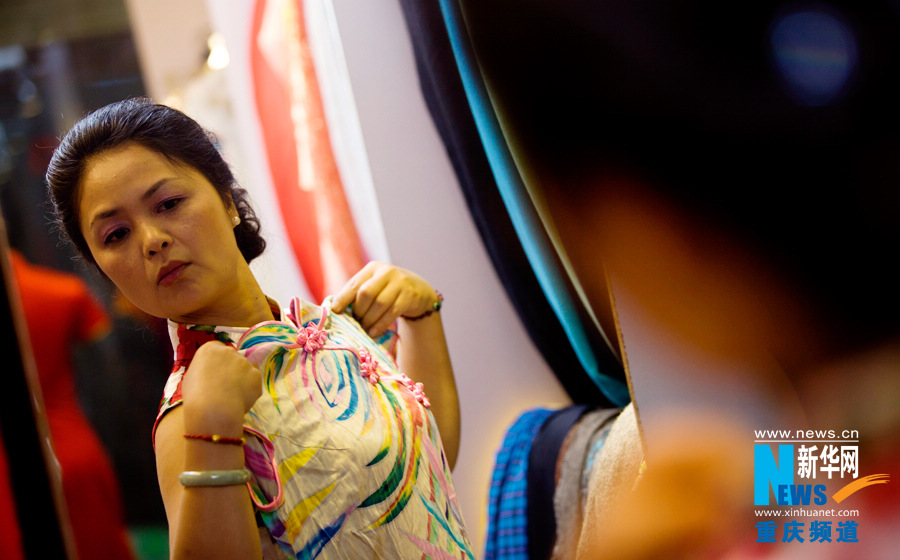 Lili fell in love with cheongsam 20 years ago. She can't remember how many cheongsams she has. (Photo/Xinhua)