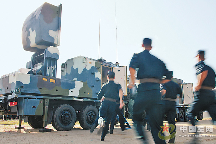 An electronic warfare unit of the Sanya Training Base of the Navy of the Chinese People's Liberation Army (PLA) conducted simulated offense-and-defense training at the end of April, in a bid to comprehensively improve troops' capability of setting up complex electromagnetic environment. (Chinamil.com.cn/ Zhang Qiang, Zhang Yelong and Wu Yonghua)