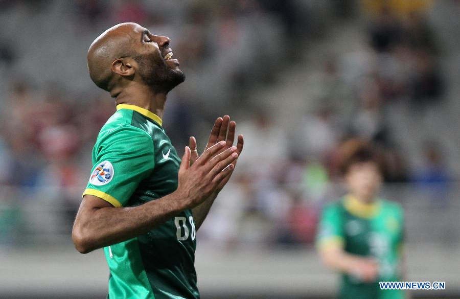  Frederic Oumar Kanoute of China's Beijing Guoan react during the eighth-final match of the AFC Champions League against South Korea's FC Seoul at the Seoul World Cup Stadium, in Seoul, South Korea, May 21, 2013. FC Seoul won 3-1.(Xinhua/Park Jin Hee) 