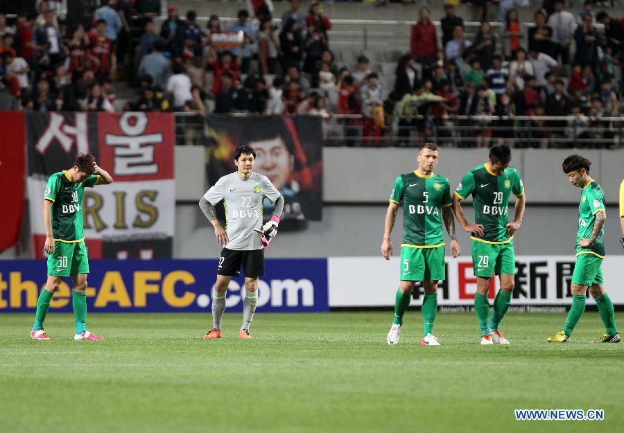  Players of China's Beijing Guoan react after losing to South Korea's FC Seoul during their AFC Champions League eighth-final match at the Seoul World Cup Stadium, in Seoul, South Korea, May 21, 2013. FC Seoul won 3-1. (Xinhua/Park Jin Hee) 