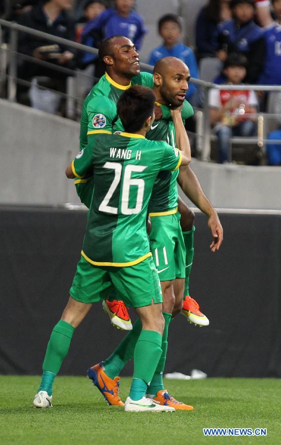  Frederic Oumar Kanoute (C) of China's Beijing Guoan celebrate after scoring a goal during the eighth-final match of the AFC Champions League against South Korea's FC Seoul at the Seoul World Cup Stadium, in Seoul, South Korea, May 21, 2013. FC Seoul won 3-1.(Xinhua/Park Jin Hee) 